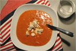 Tomatsuppe med friskost og kylling