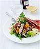 Tomat cæsar med fladmave dressing 