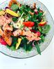Sprød kålsalat med varmrøget laks