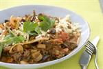 Gryderet med aubergine, tomat og løg
